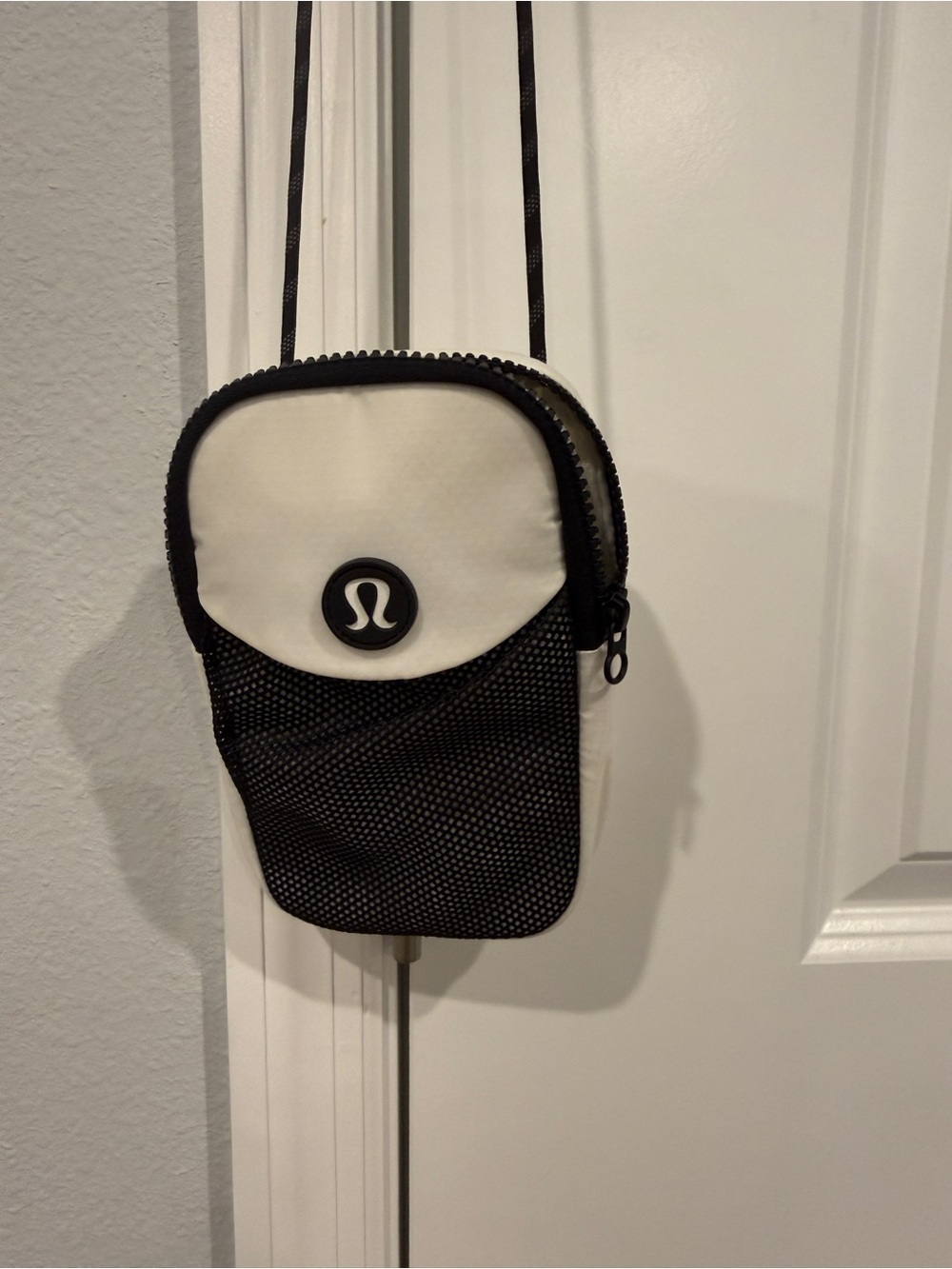 Woman and men lululemon athletica Black & white  Small Crossbody .
